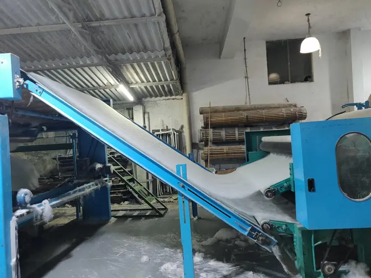 Carding machine combing the fibre web