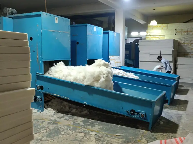 Fibre hopper feeding the bonding line