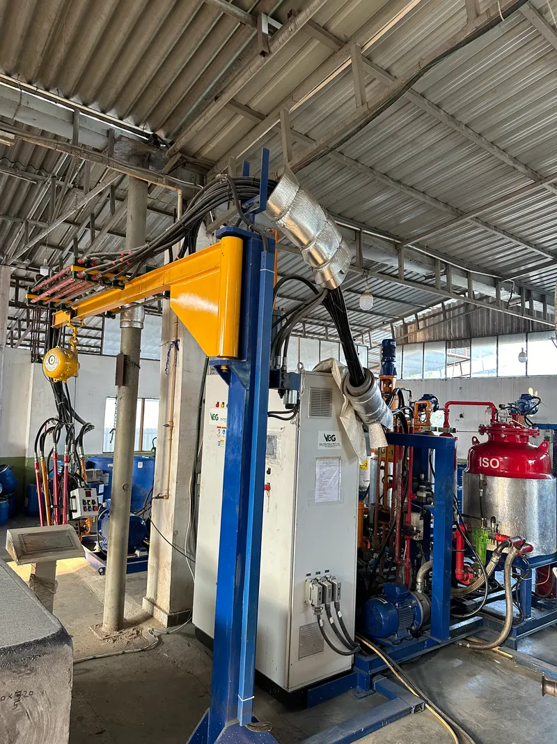 The high-pressure PU foaming plant with its jib crane